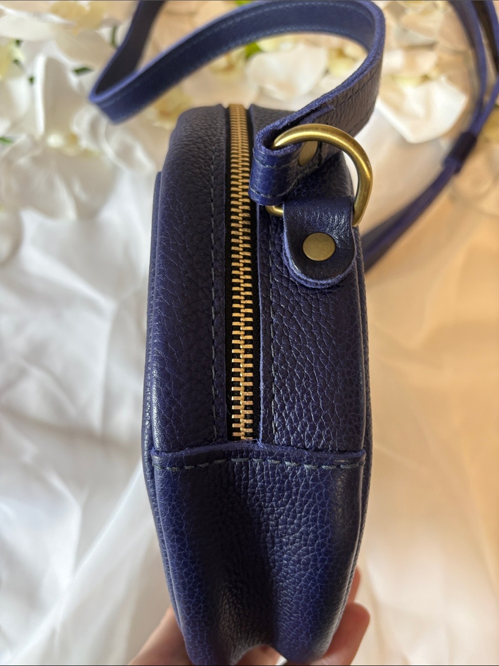 Portland Leather Goods Large Cobalt Pebbled Leather Circle Crossbody Bag - Picture 4 of 10